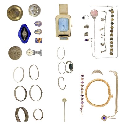 Lot 418 - A selection of silver and gold plated jewellery.