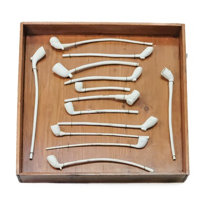 Lot 142 - A collection of 13 Churchwarden's clay pipes.