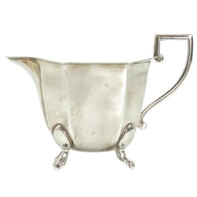 Lot 216 - An Art Deco style silver cream jug by Viners.