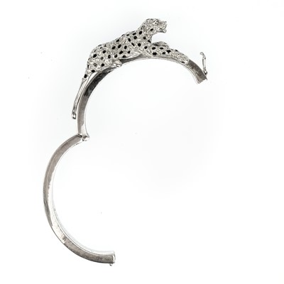 Lot 260 - A Bill Skinner snow leopard bangle.