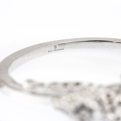 Lot 260 - A Bill Skinner snow leopard bangle.