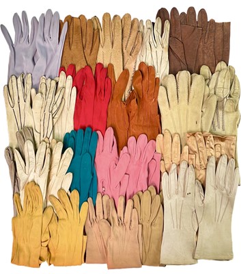 Lot 204 - A collection of assorted ladies' gloves.