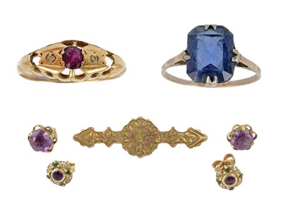 Lot 149 - A selection of gold jewellery.