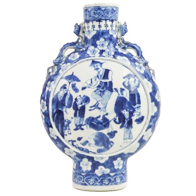 Lot 1001 - A Chinese blue and white porcelain moon flask, 19th century.