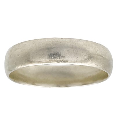 Lot 69 - A 9ct white gold band ring.