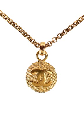 Lot 518 - A Chanel 24ct gold-plated woven and CC circular pendant necklace, circa 1990.