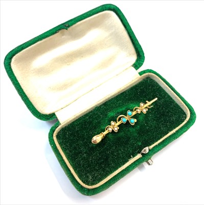 Lot 2453 - A 15ct gold bar brooch, boxed