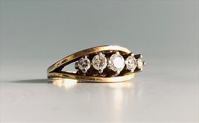 Lot 2454 - An 18ct gold five stone wishbone set diamond ring