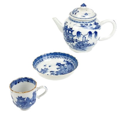 Lot 1113 - A Chinese export blue and white porcelain teapot, 18th century.