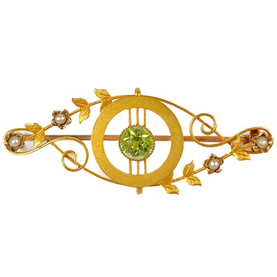 Lot 28 - An Edwardian 15ct gold (tested) peridot and seed pearl set brooch.