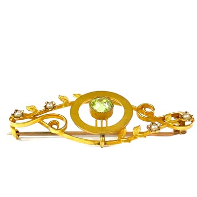 Lot 28 - An Edwardian 15ct gold (tested) peridot and seed pearl set brooch.