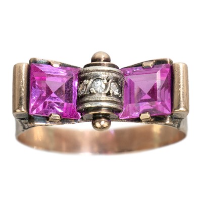 Lot 98 - An Art Deco rose gold pink sapphire set 'tank' ring.