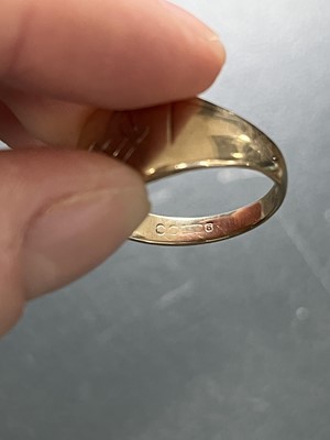 Lot 37 - A 9ct hallmarked gold gentleman's signet ring.