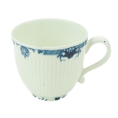 Lot 538 - A pair of Worcester underglaze blue Lambrequin pattern tea cups.