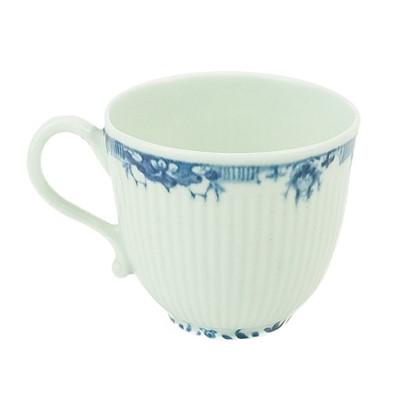 Lot 538 - A pair of Worcester underglaze blue Lambrequin pattern tea cups.