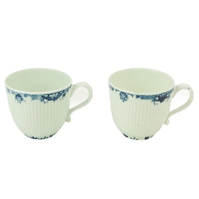 Lot 538 - A pair of Worcester underglaze blue Lambrequin pattern tea cups.