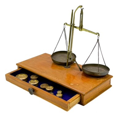 Lot 41 - A set of kitchen balance scales.