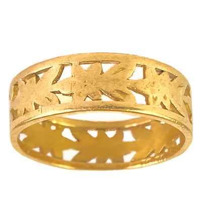 Lot 31 - An 18ct hallmarked gold pierced leaf design band ring.