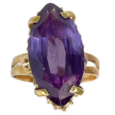 Lot 134 - An 18ct synthetic marquise cut purple corundum stone set ring.