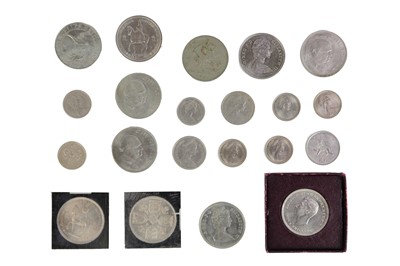 Lot 19 - GB silver Crowns / Crown sized coins (x6) plus banknotes and other sundry items