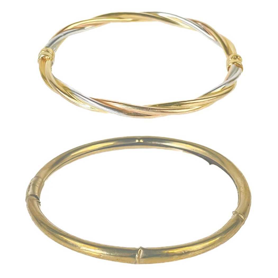 Lot 229 - Two 9ct hollow tubular bangles.