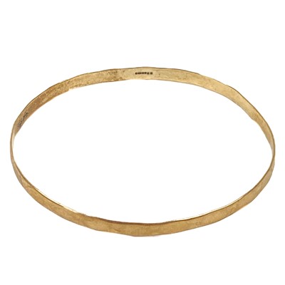 Lot 223 - A 9ct hallmarked gold bangle.