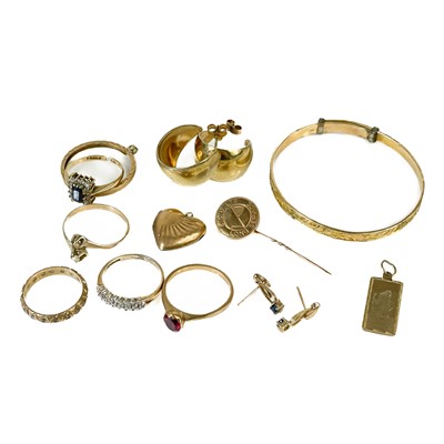 Lot 226 - A selection of 9ct gold jewellery.