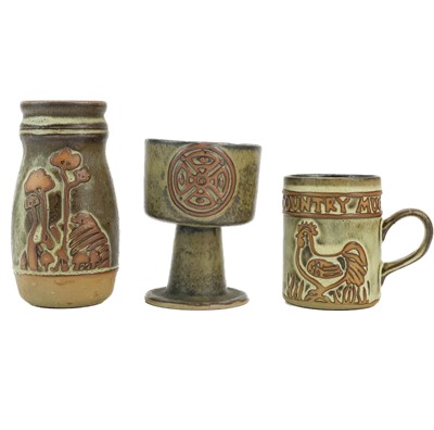 Lot 524 - A large collection of Tremar pottery.