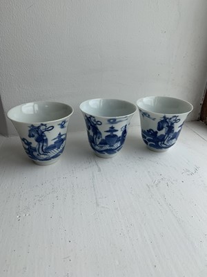 Lot 25 - A set of Chinese blue and white porcelain cups, covers and stands, 18th century.