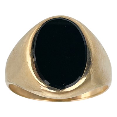 Lot 323 - A 9ct black onyx set gentleman's signet ring.