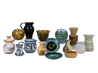 Lot 462 - A collection of studio pottery.