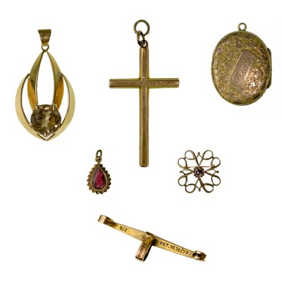 Lot 368 - A selection of 9ct jewellery.