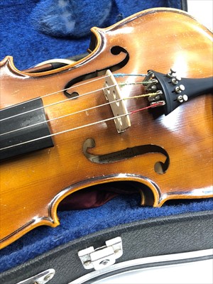 Lot 93 - A cased viola, 15" two piece back, printed...
