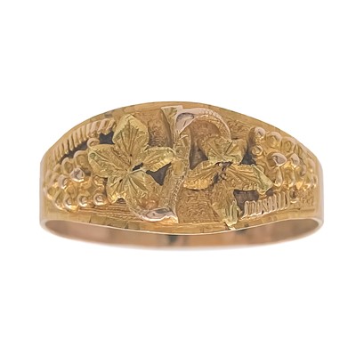 Lot 84 - A 14ct yellow gold American Black Hills late 19th century ring.