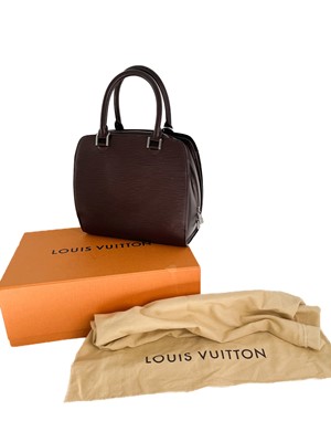 Lot 514 - A Louis Vuitton Pont Neuf epi leather bag with box.