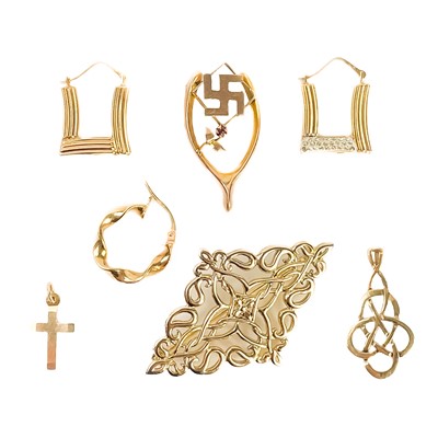 Lot 310 - A selection of 9ct jewellery.