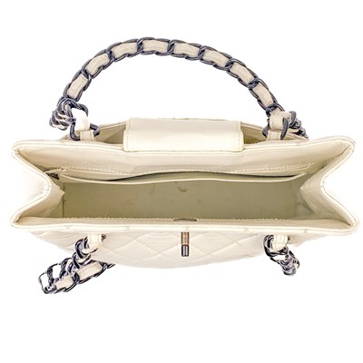 Lot 561 - A Chanel Matelasse plastic chain shoulder bag.