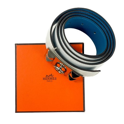 Lot 30 - A Hermes H buckle reversible white and blue leather belt.