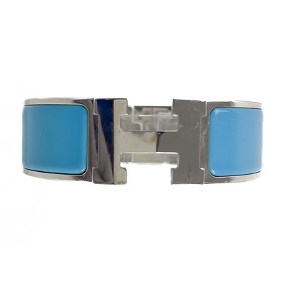 Lot 487 - A Hermes clic clac H bracelet.