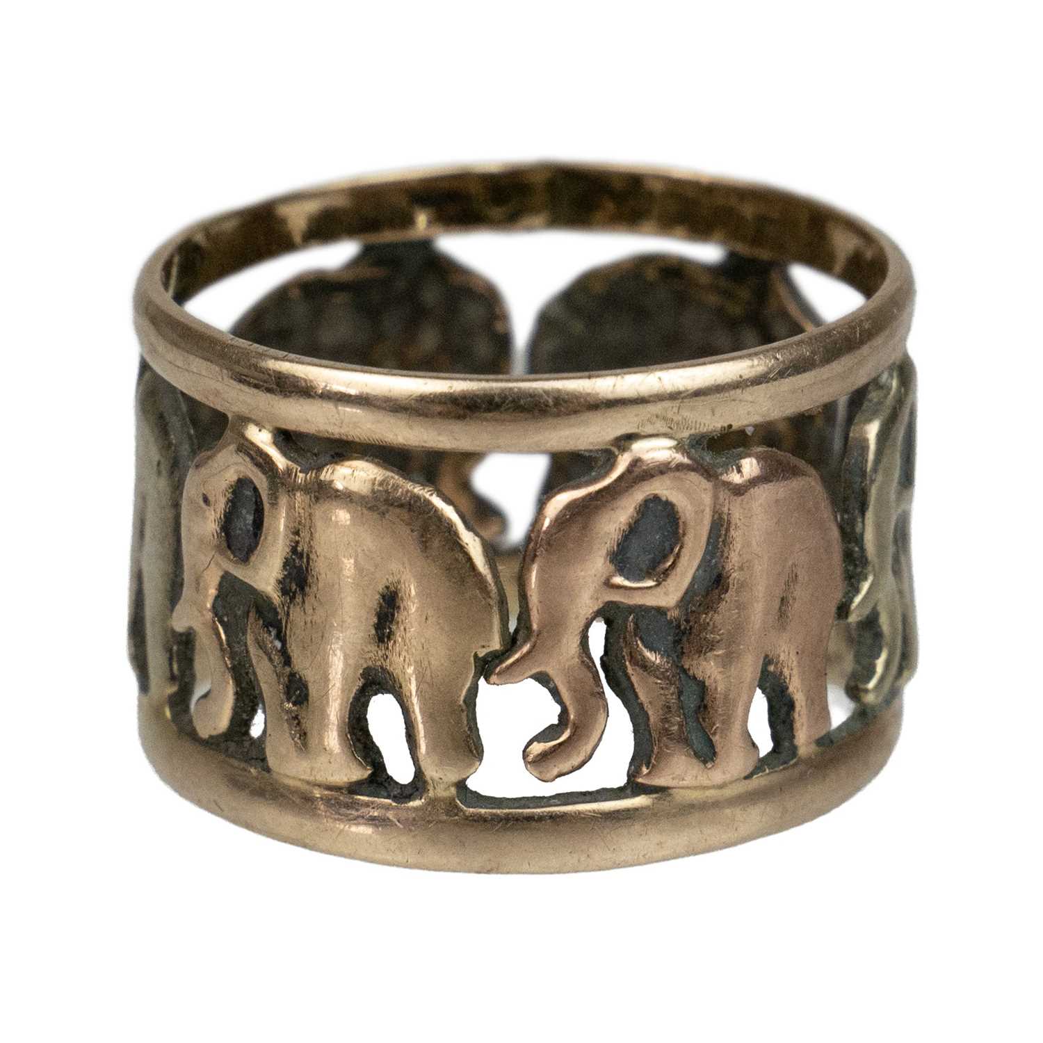 Lot 224 - An Italian tri-colour gold elephant band ring.