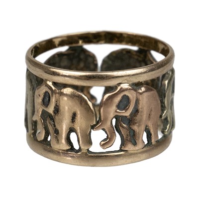 Lot 224 - An Italian tri-colour gold elephant band ring.