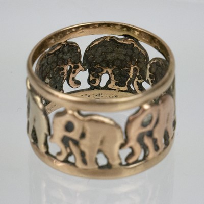 Lot 224 - An Italian tri-colour gold elephant band ring.