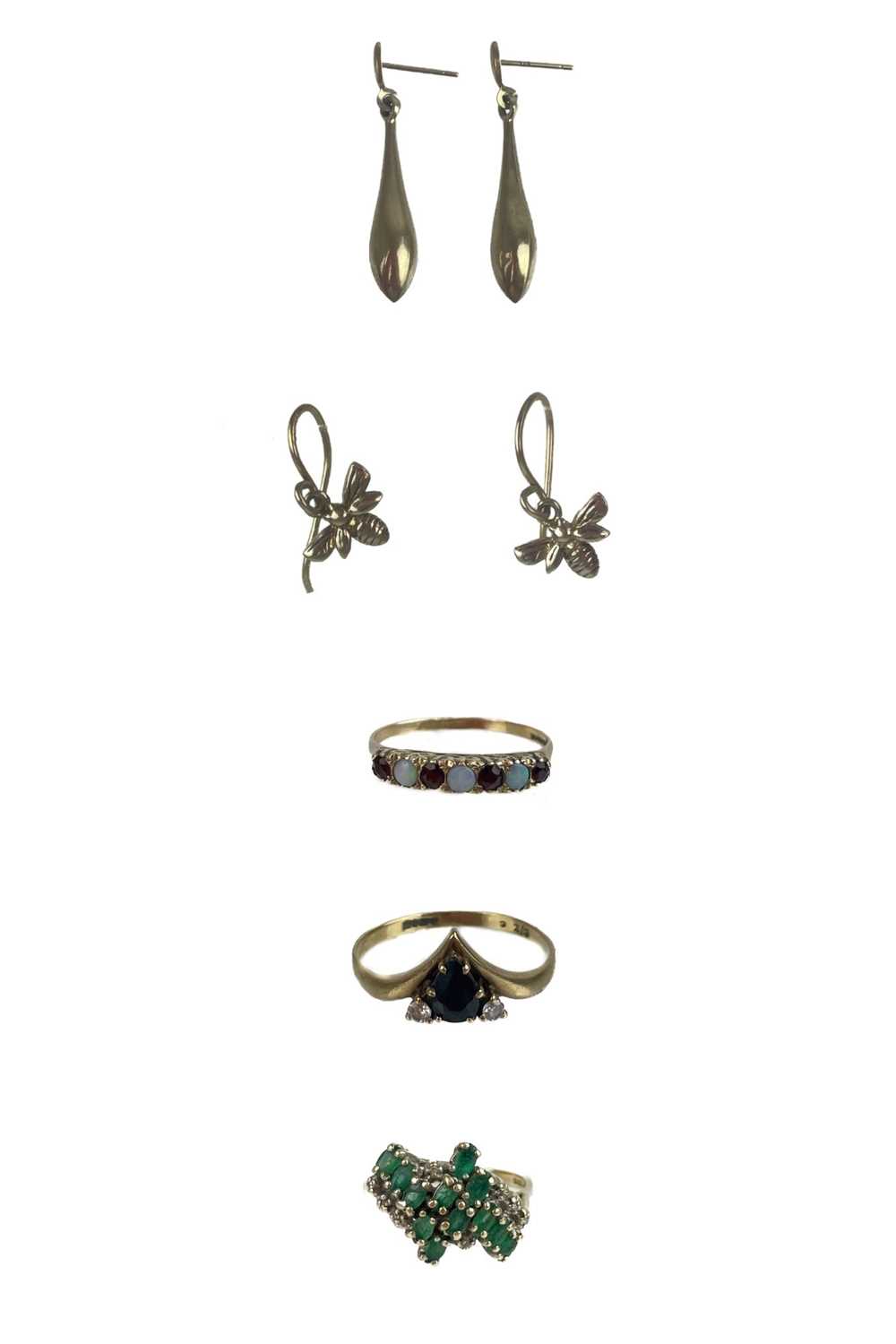 Lot 379 - A selection of 9ct gold jewellery.