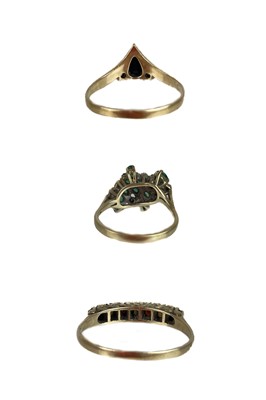 Lot 379 - A selection of 9ct gold jewellery.