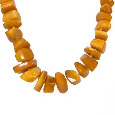 Lot 409 - A butterscotch 'amber' irregular beaded necklace.