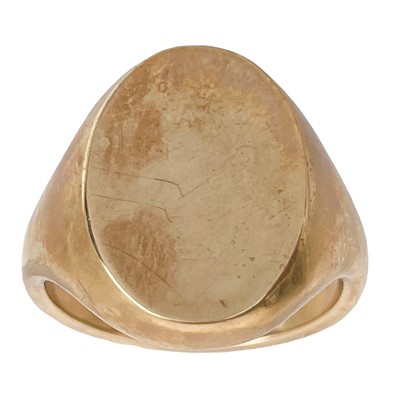 Lot 150 - A 9ct heavy gold gentleman's signet ring.