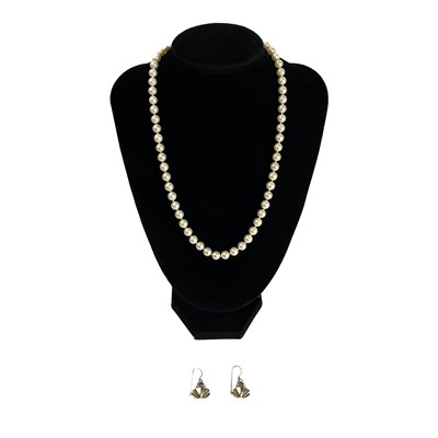 Lot 399 - A cultured pearl necklace with 9ct gold clasp and a pair of silver gilt frog earrings.