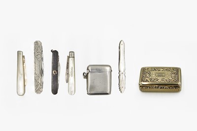 Lot 170 - A silver vesta case and five folding pocket knives.