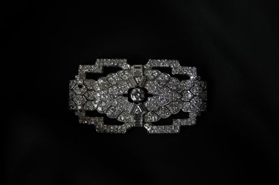 Lot 130 - An exquisite Art Deco platinum diamond set brooch.