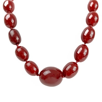 Lot 382 - A cherry amber bakelite necklace.